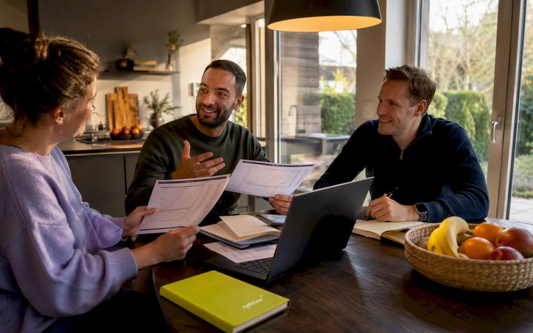 Het marketingteam zit samen om de voor- en nadelen van Optimizely en VWO te bespreken. Ze kijken welke tool het beste aansluit bij hun doelen en werkwijze.