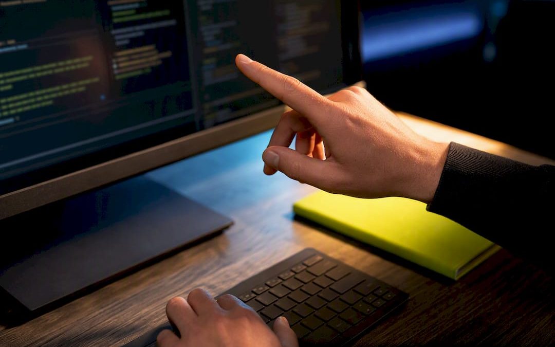 SEO-specialist controleert de implementatie van canonieke tags
